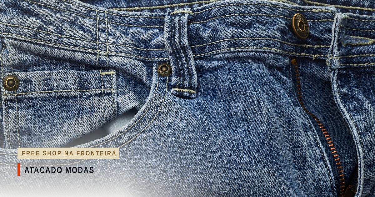 Close de calça jeans azul clara desbotada, com bolso, passantes, botão de metal e zíper