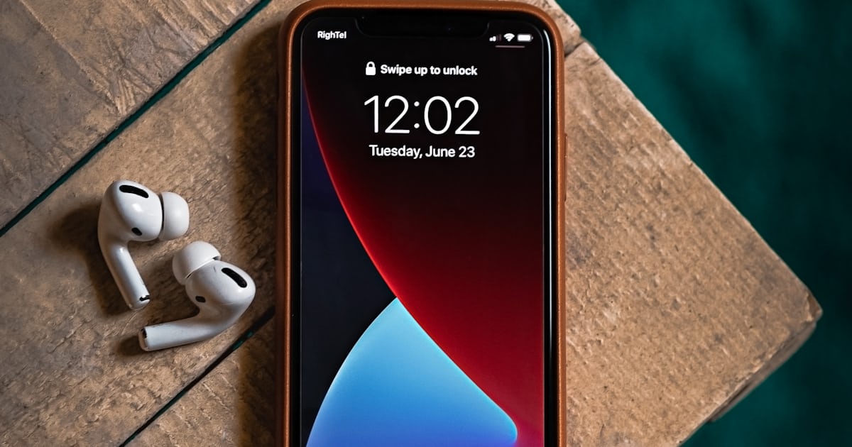 iPhone novo sobre a caixa branca original, com o lacre e os acessórios do fabricante